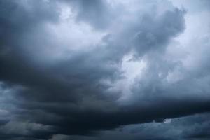 bianca e grigio nuvole panoramico natura ambiente sfondo. tempesta nuvole galleggiante nel un' piovoso giorno con naturale luce. Cloudscape scenario, nuvoloso tempo metereologico sopra blu cielo. foto