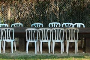 sedia e tavolo nel un' bar nel un' città parco vicino il mare. foto