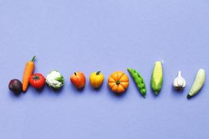 molti verdure e frutta su viola sfondo. salutare cibo concetto foto