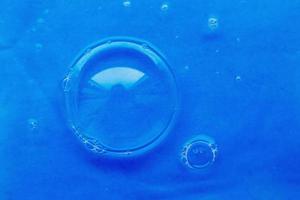 sapone bolla vicino su. astratto blu acqua sfondo foto