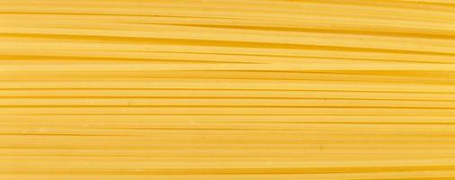 spaghetti giallo sfondo chiudere. crudo pasta macro foto