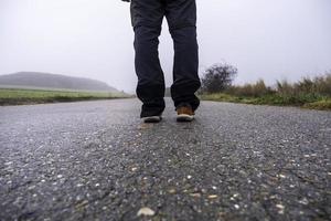 uomo nel foresta con nebbia foto