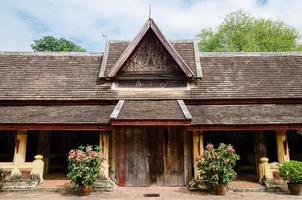 antico ceramica tetto di del portico cancello di wat sisaket monastero a vientiane capitale città di Laos foto