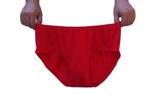 avvicinamento mani hold rosso biancheria intima pantaloni per grande dimensione donna isolato su bianca sfondo. concetto Abiti e costume. donna moda. ogni giorno logorante. foto