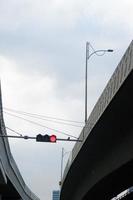 traffico leggero su il strada con cielo sfondo foto