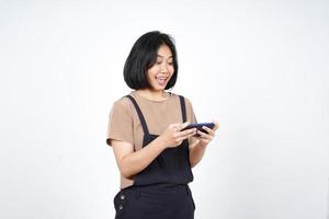 giocando mobile gioco su smartphone di bellissimo asiatico donna isolato su bianca sfondo foto