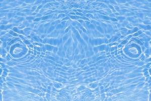 defocus sfocato trasparente blu colorato chiaro calma acqua superficie struttura con spruzzi e bolle. di moda astratto natura sfondo. acqua onde nel luce del sole con caustiche. blu acqua splendente foto