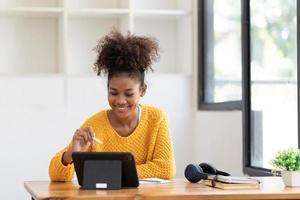 studentessa asiatica classe di apprendimento online studio videochiamata online insegnante zoom, ragazza asiatica felice impara la lingua inglese online con il computer portatile. foto