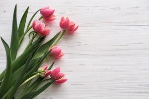 mazzo di rosa tulipani su un' bianca di legno sfondo. posto per testo foto