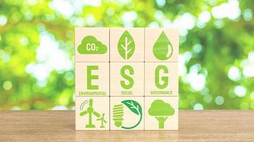 il esg e eco icona su legna cubo per eco concetto 3d interpretazione foto