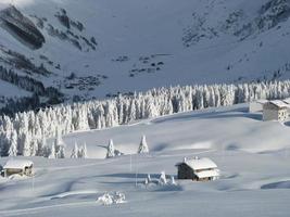 montagna dopo pesante nevicata foto