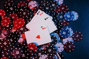 giocando poker patatine fritte, carte e i soldi vicino -su. il Visualizza a partire dal il superiore foto
