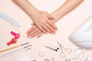 ragazze mani su il sfondo di manicure Accessori. vicino su foto