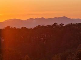 naturale montagna Visualizza con arancia oro colore . pendenza bellissimo foresta albero design elegante luce. foto