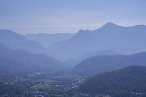 bellezza alto montagna Multi strato con verde albero. alto foresta fresco aria e nebbia nel mattina Alba blu cielo. Tailandia tropicale Visualizza nel naturale parco. foto