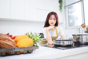 Immagine di giovane asiatico donna nel il cucina foto