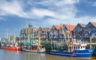 gamberetto Barche nel porto di Neuharlingersiel est frisia nord mare Germania foto