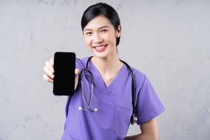 ritratto di giovane asiatico femmina medico foto