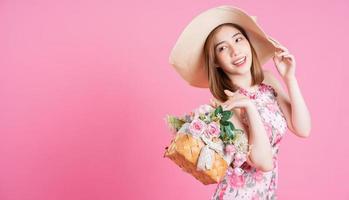 foto di giovane asiatico ragazza indossare fiore vestito su rosa sfondo