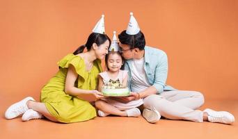 giovane asiatico famiglia in posa su sfondo foto