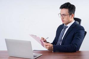 Immagine di giovane asiatico uomo d'affari su sfondo foto