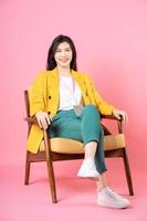 immagine di giovane imprenditrice asiatica seduta su una sedia foto