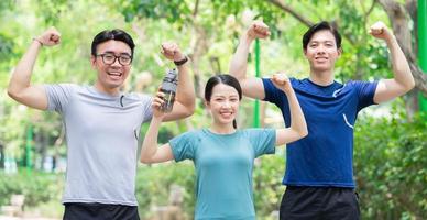 foto di gruppo asiatico persone fare esercizio