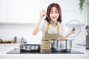 Immagine di giovane asiatico donna nel il cucina foto