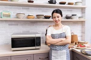 giovane asiatico donna preparazione per cucinare nel il cucina foto