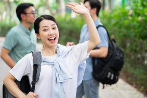 foto di gruppo asiatico alunno al di fuori