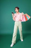 Immagine di giovane asiatico ragazza Tenere shopping Borsa su sfondo foto