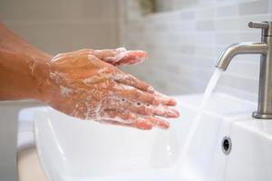 donne utilizzando gel per lavare mani e girare su acqua per lavare è il trattamento e prevenzione di infezioni o virus quello siamo attualmente diffusione in giro il mondo. foto
