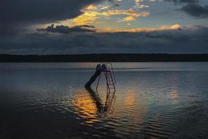 tramonto sul lago foto