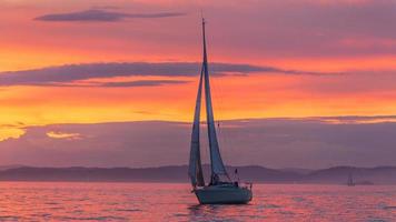 barca a vela durante il tramonto foto