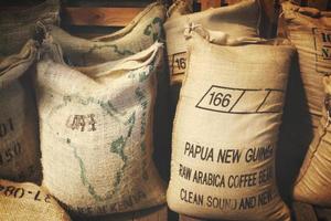 papua nuova guinea, 2020 - chicchi di caffè arabica in sacchetti foto