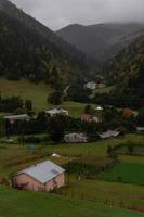 vista della valle di montagna in una giornata nuvolosa foto