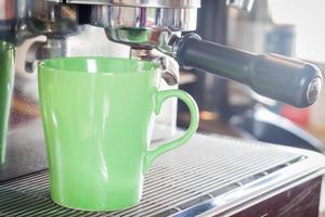 tazza di caffè verde nella caffetteria foto