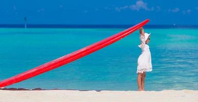 ragazza con paddleboard su una spiaggia foto