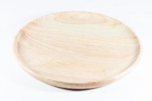 piatto di legno su uno sfondo bianco foto