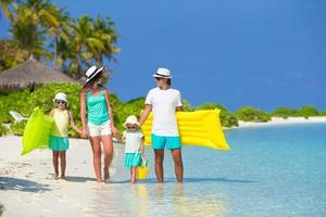 famiglia che gode di una giornata in spiaggia foto