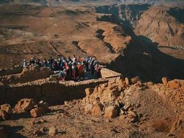 negev, israele, 2020 - persone che si affacciano su una scogliera foto