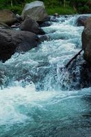 sungai yang mengalir di ata bebatuan foto