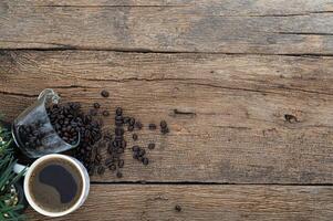 scrivania in legno con chicchi di caffè foto