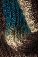 colorato fatto a mano inverno tradizionale sciarpa con alpaca lana vicino su sfondo moderno alto qualità Stampa foto