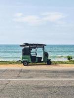 sri lanka, 2020 - carrello in oro verde sul lato di una strada foto