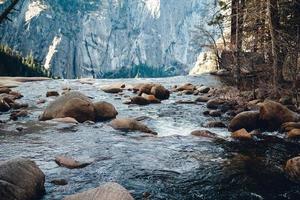 fiume che scorre attraverso le montagne foto