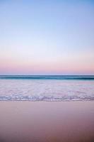 spiaggia durante il tramonto foto