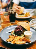 panino stirato di maiale e patatine fritte foto