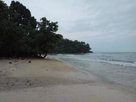 bianca spiaggia e il mare foto