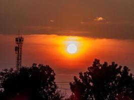 bel tramonto sul campo foto